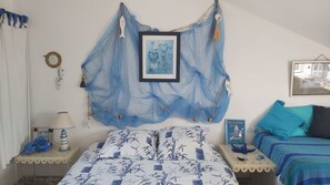 1 quarto, escrivaninha, ferros/tábuas de passar roupa, berço de viagem