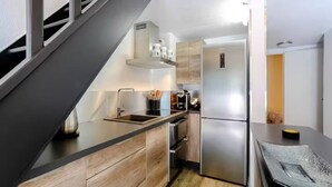 A modern kitchen with a built-in stove, a refrigerator, and a sink. - Calm & Cosy by the sea - 4 people - Fully equipped (Saint-Raphaël)