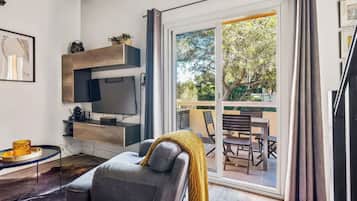 Smart-tv, een dvd-speler en boeken