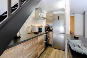 Fridge, microwave, oven, stovetop - Fully equipped apartment for 4 people, cosy, quiet - Sea view (Saint-Raphaël)