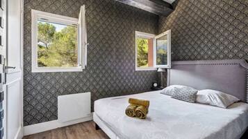 2 slaapkamers, een strijkplank/strijkijzer, internet, beddengoed