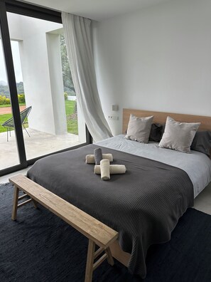 5 bedrooms, iron/ironing board, WiFi, bed sheets