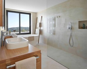 Combined shower/tub, hair dryer, towels, soap -  5 bedrooms, 4 bathrooms, large garden, swimming pool with sea views (Begur)