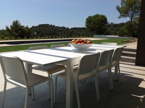 Outdoor dining -  5 bedrooms, 4 bathrooms, large garden, swimming pool with sea views (Begur)