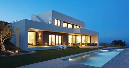 5 bedrooms, 4 bathrooms, large garden, swimming pool with sea views