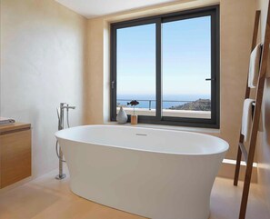 Combined shower/tub, hair dryer, towels, soap -  5 bedrooms, 4 bathrooms, large garden, swimming pool with sea views (Begur)
