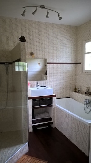Baignoire, sĂšche-cheveux