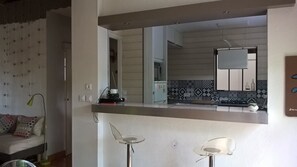 ثلاجة، ميكروويف، فرن، موقد طهي مسطح