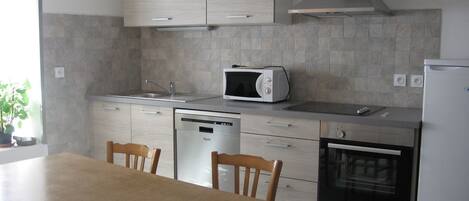 Refrigerador, microondas, horno y parrilla de estufa