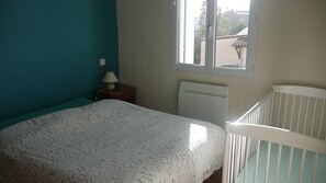 3 bedrooms, iron/ironing board, WiFi, bed sheets