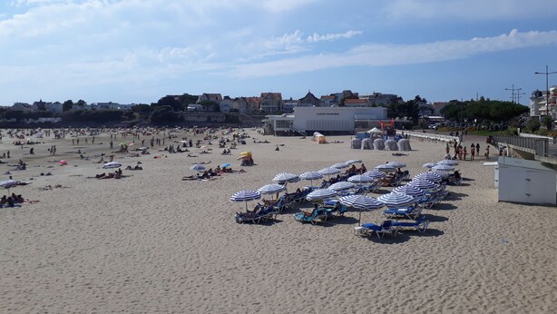 A beach with numerous sun loungers and umbrellas, a casino building, and residential buildings in the background. - PIGEONNIER BEACH 5 'ON FOOT; BEACH DE PONTAILLAC 8 'all on foot (Royan)