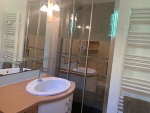 Dusche, Haartrockner, HandtĂŒcher, Seife