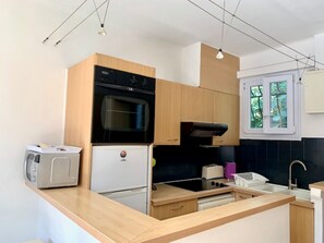 Een koelkast, een microgolfoven, een oven, een kookplaat