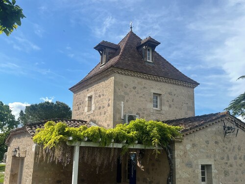 Promotion Authentic dovecote with heated pool in 15000m² park