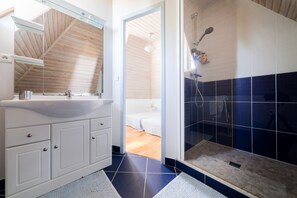 Dusche, Haartrockner, Handtücher, Seife