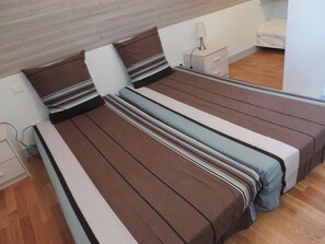 3 bedrooms, iron/ironing board, free WiFi, bed sheets - Promotion Authentic dovecote with heated pool in 15000m² park (Sainte-Mère)