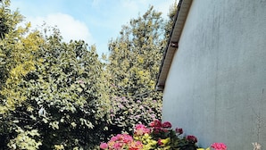 A garden with a pathway leading to a white building. - SEASIDE VILLA / PETS ACCEPTED / WIFI / (Le Tréport)