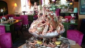 A seafood platter with shrimp and clams on a multi-tiered stand. - SEASIDE VILLA / PETS ACCEPTED / WIFI / (Le Tréport)
