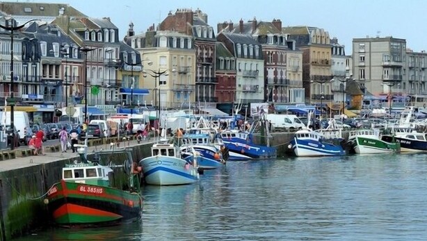 A harbor with boats docked along the waterfront, surrounded by multi-story buildings with various architectural styles. - SEASIDE VILLA / PETS ACCEPTED / WIFI / (Le Tréport)