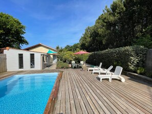 Een binnenzwembad en een buitenzwembad