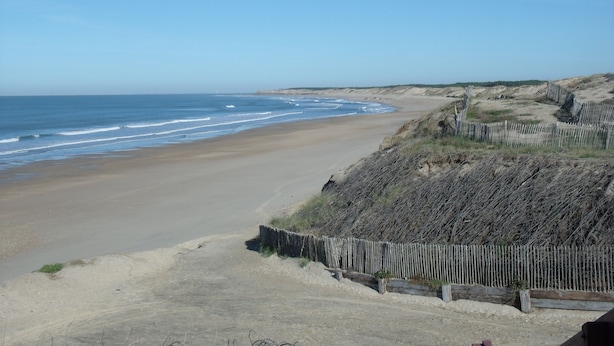 A beach with a wooden fence and a clear sky. - Near Soulac/mer, house 3 bedrooms, sleeps 6, heated indoor pool (Grayan-et-l'Hôpital)