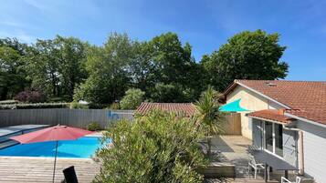 Una piscina techada, una piscina al aire libre