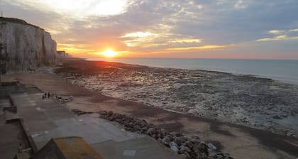 Face Ă la mer, devant la plage et Ă 2mn Ă pied centre ville