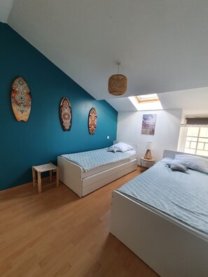 2 slaapkamers, een strijkplank/strijkijzer, reisbedje, wifi