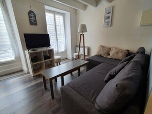 Televisie, een dvd-speler en een stereo