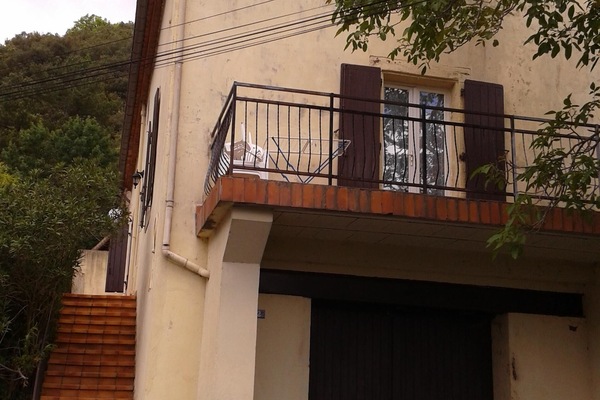 Vue de face de la maison et terrasse avant