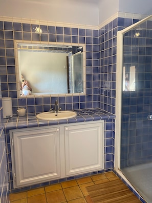 Badekar, hårtørrer, håndklæder, Sæbe