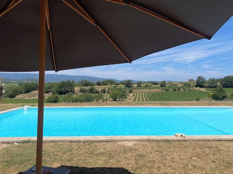 Outdoor pool. Private vacation home Luberon sud 8 pers swimming pool 15m on 4 ha so peacefull