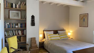4 bedrooms, iron/ironing board, travel crib, free WiFi