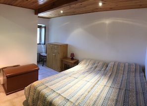 1 bedroom, iron/ironing board, bed sheets - pretty stone house in the heart of the village (Évisa)