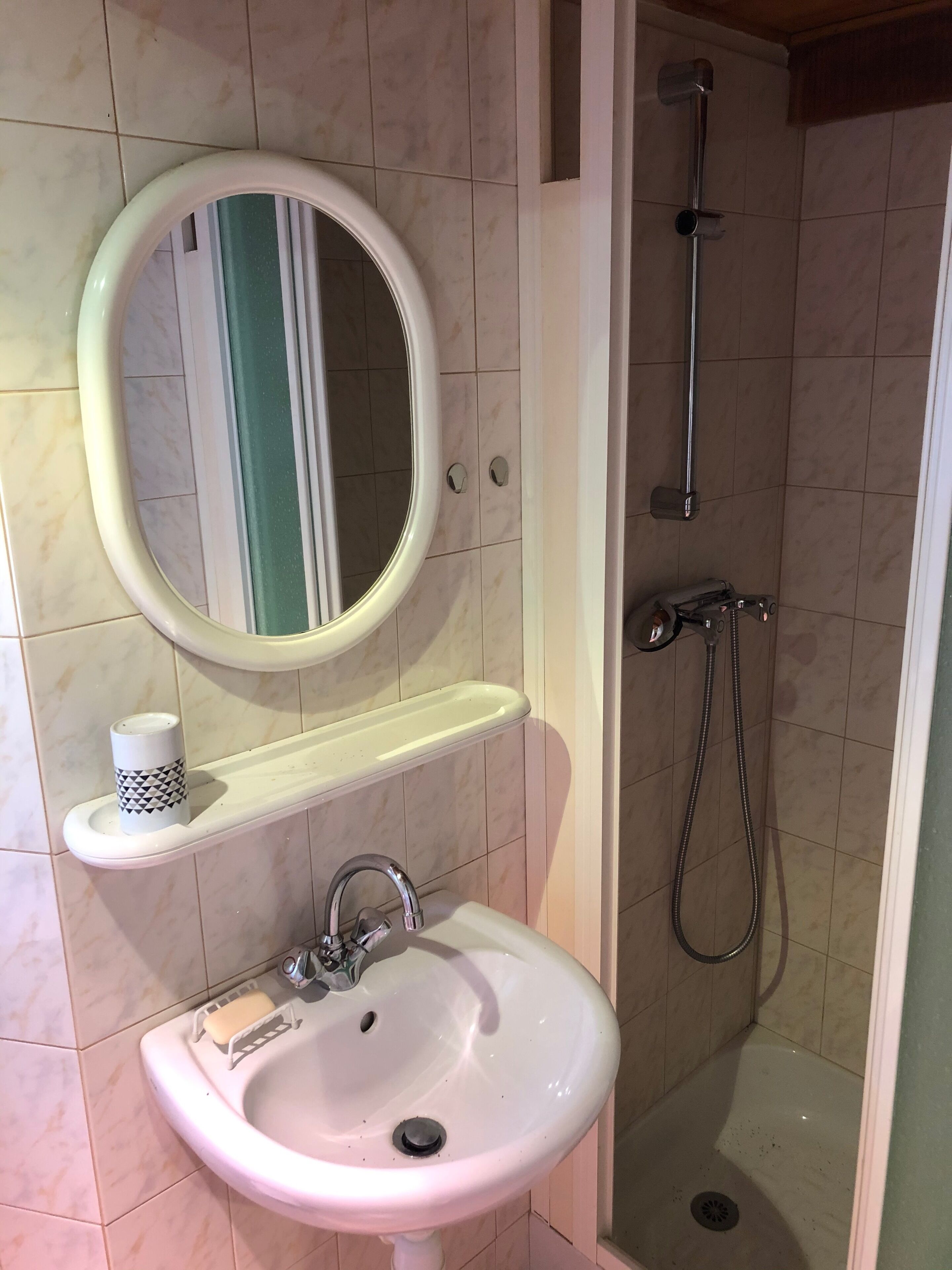 Douche, sèche-cheveux, serviettes fournies, savon