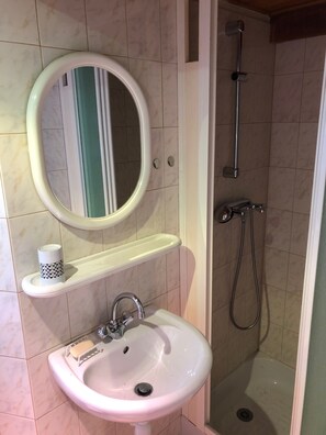 Chuveiro, secador de cabelo, toalhas de banho, sabonete