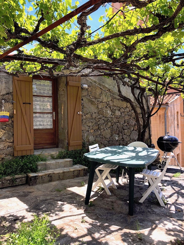 Outdoor dining - pretty stone house in the heart of the village (Évisa)