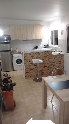 Een koelkast, een microgolfoven, een oven, een kookplaat