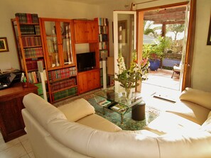 TV, DVD player, livros, biblioteca musical