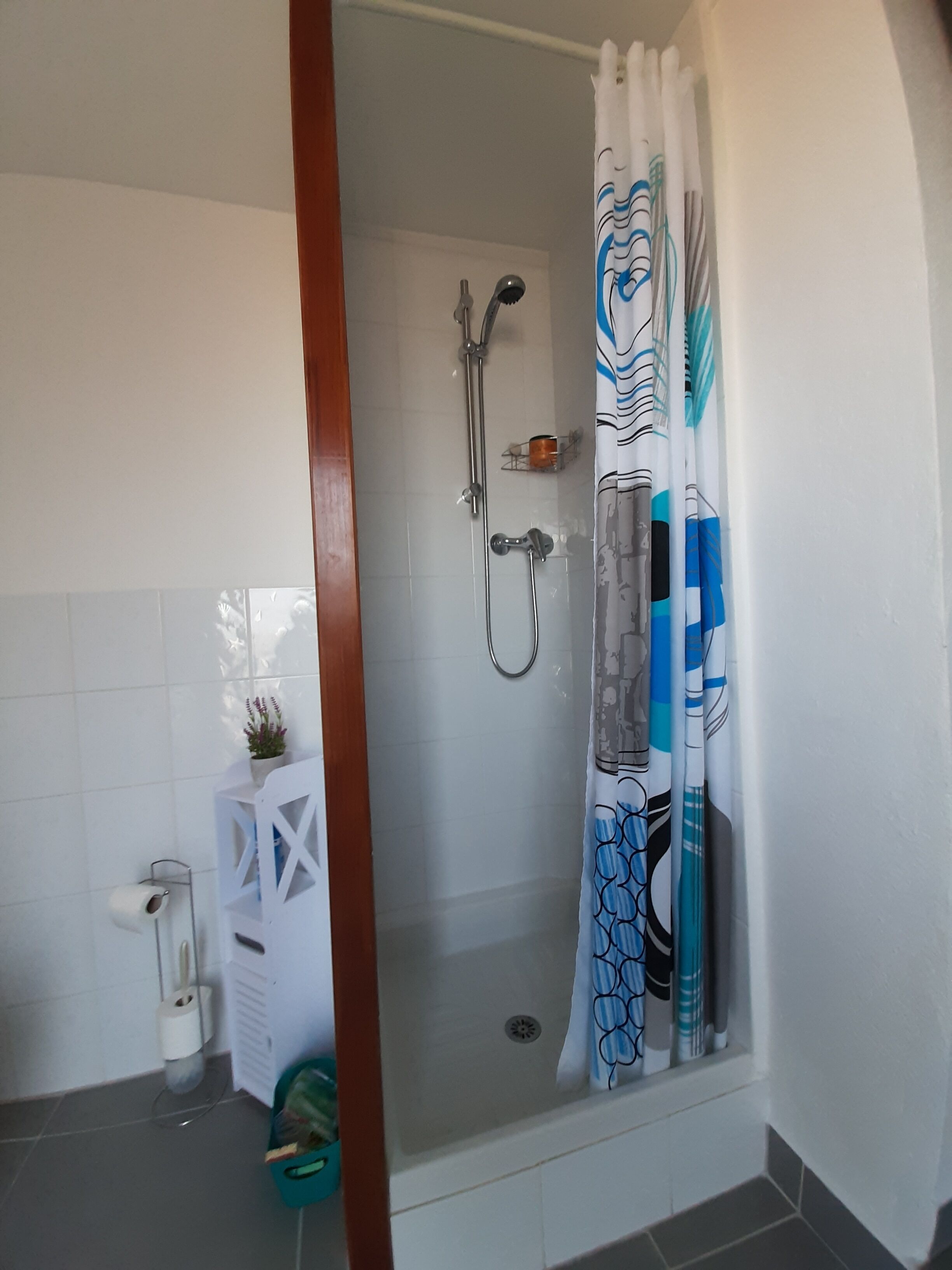 Douche, sèche-cheveux, serviettes fournies