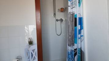 Douche, sèche-cheveux, serviettes fournies