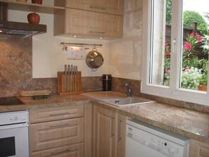 Jääkaappi, mikroaaltouuni, uuni, liesi