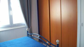 1 habitación, tabla de planchar con plancha y wifi