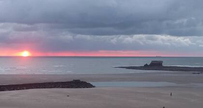 Apartment facing sea and beach, sleeps 4, WIFI. 3-star rating