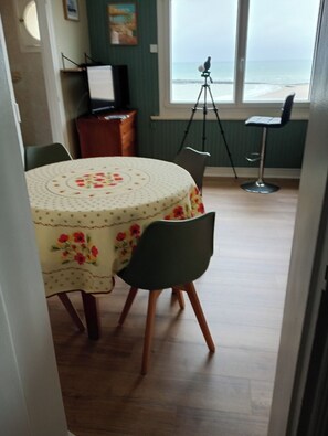 Dining - Apartment facing sea and beach, sleeps 4, WIFI. 3-star rating (Le Portel)