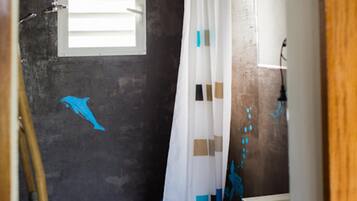 Douche, sèche-cheveux, serviettes fournies, papier toilette