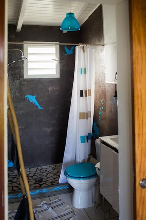 Dusche, Haartrockner, Handtücher, Toilettenpapier