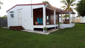 A small, single-story house with a porch, a door, and a window. - Villa Marga: pretty new Creole villa (Capesterre - Belle - Eau)