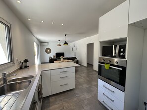 Fridge, microwave, oven, stovetop - Superb renovated house - Golf view, heated pool, ideal location (Agde)