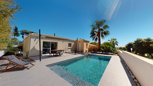 Outdoor pool, a heated pool - Superb renovated house - Golf view, heated pool, ideal location (Agde)